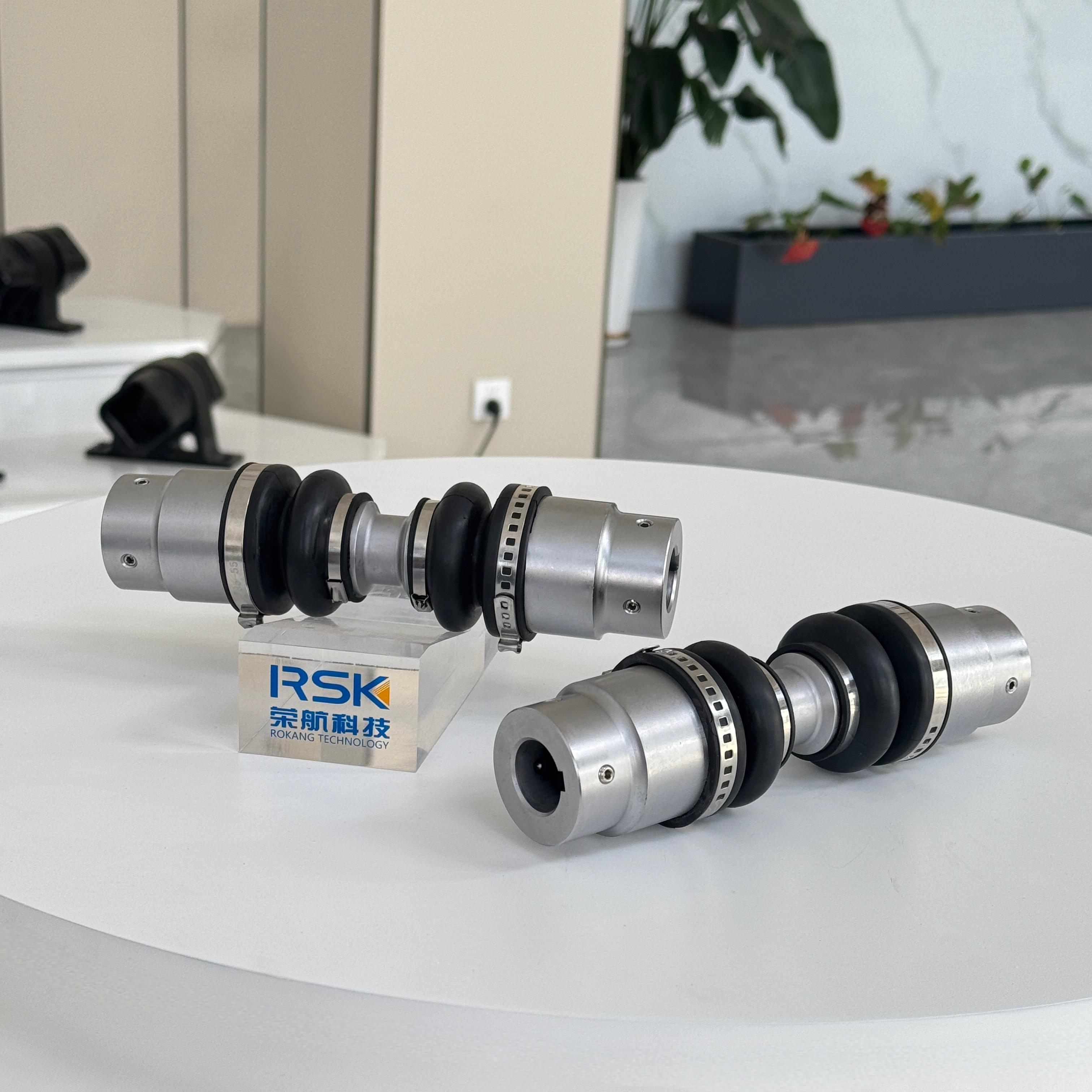 TRI-BALL JOINT Articulații cu viteză constantă potrivite pentru roboți cu roți Dimensiuni mici Ușoare Compensare multidirecțională